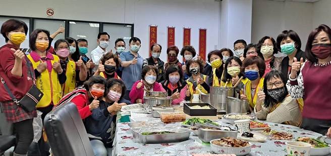 太平警分局坪林志工分队分队长连锦凤、坪林警友站站长陈俊达、总干事洪朝仁及志工妈妈们于日前特别准备拿手好菜及小点心与派出所员警一同共享。（台中市太平警分局提供／冯惠宜台中传真）