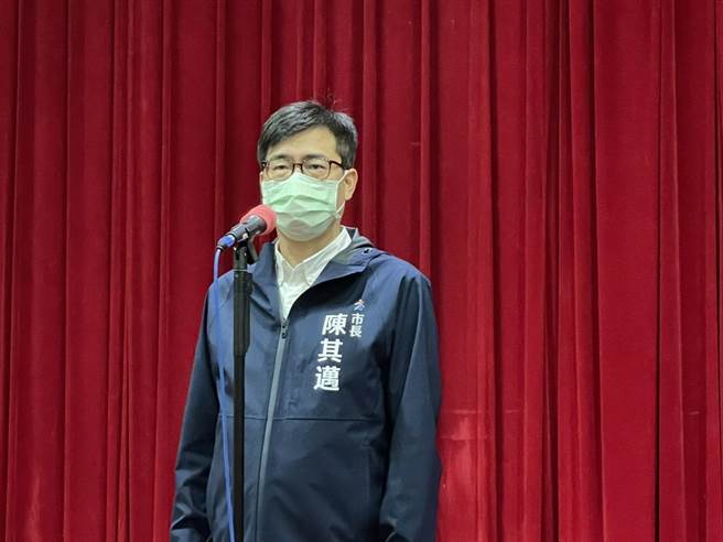 高雄市議會22日正式閉幕，高雄市長陳其邁表示，通過預算之後，市府無論在經濟、防疫、增加建設或是照顧弱勢等目標都會更加努力。（洪浩軒攝）