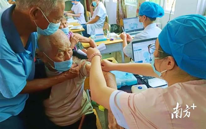 廣東連州的111歲人瑞楊乃道接種新冠疫苗。（南方＋）