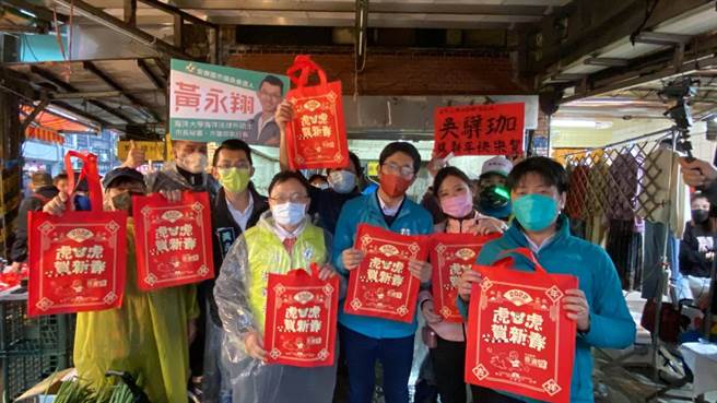 蔡适应说，即将到来的虎年，他特别把虎年的标志印到福气袋上，象徵福虎为大家贺岁，还有他也把自己的Q版人物和儿子Tony(柴犬)，也印上福气袋，希望可以财来旺来，新春发大财。（立委蔡适应提供／游念育台北传真）