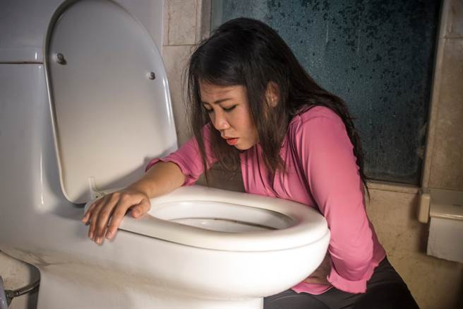 不少人貪杯後隔日就出現宿醉症狀，身體會感到非常不適，營養師高敏敏對此分享6招解酒秘訣。(示意圖/達志影像) ※中時新聞網關心您：飲酒過量有害健康；喝酒不開車，禁止酒駕。※