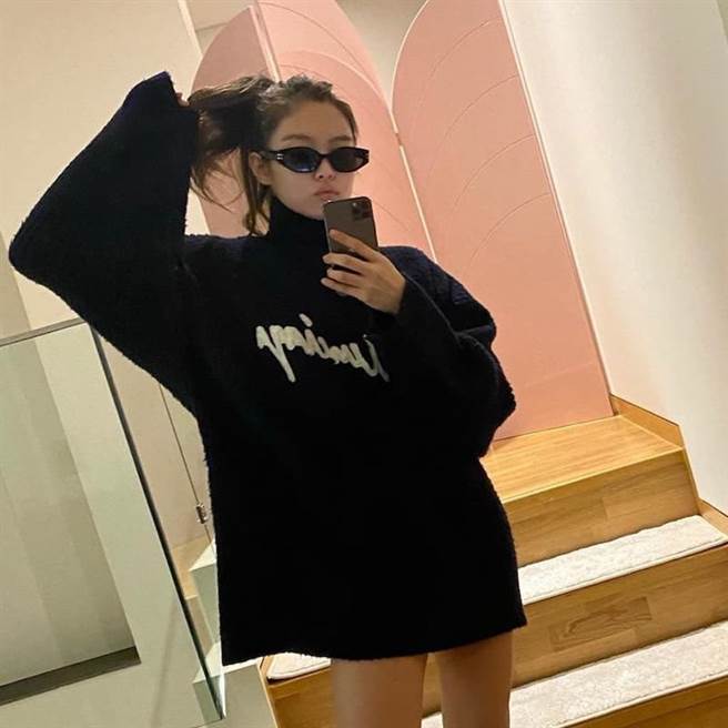 大腿後方的保暖可以提高禦寒度。(圖/翻攝自IG@jennierubyjan)
