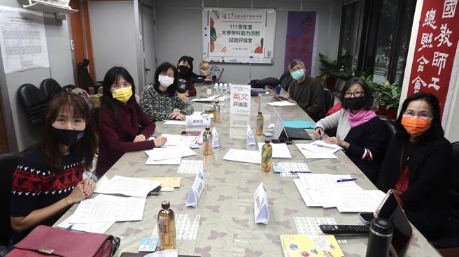 全教會教師群解析學測英文科，認為試題難易適中。（全教會提供／林志成台北傳真）