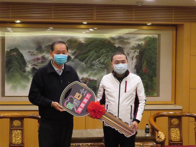 文傑建設8年捐贈6復康巴士 侯友宜感謝愛心企業。（葉德正攝）