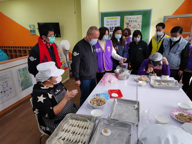 苗栗县长徐耀昌22日上午主持通霄镇圣家启智中心揭牌启用，实际视察身心障碍朋友包水饺。（谢明俊摄）