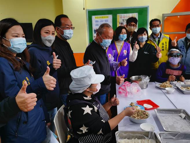 徐耀昌视察身心障碍朋友包水饺，当场订购10包水饺。（谢明俊摄）
