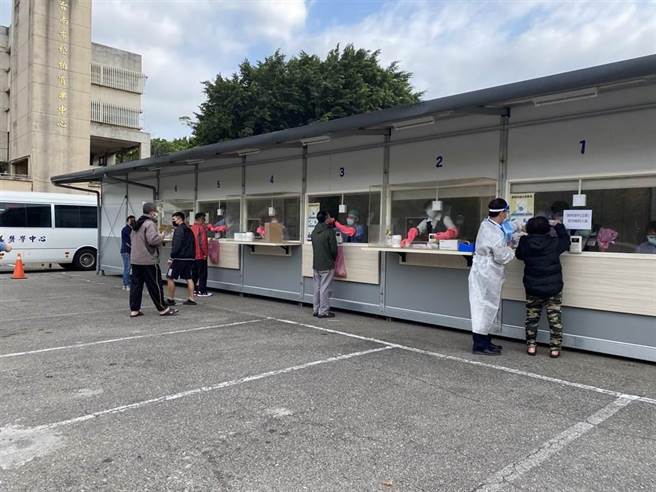 台南市卫生局紧急设立採检站，首波已採168人。（曹婷婷摄）
