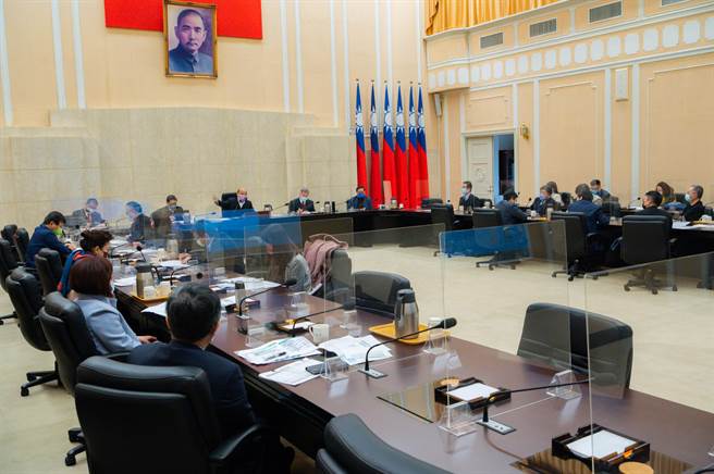 為遏止桃園電子廠感染群聚威脅擴大，行政院長蘇貞昌今召開擴大防疫會議，指示交通部評估研擬調整列車鍾飲食相關規定。（行政院提供）