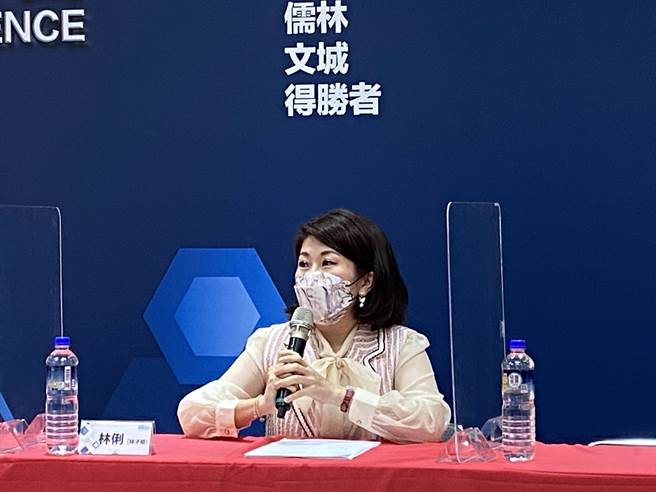 补教老师林俐认为，今年学测英文科作文对考生有难度。（林志成摄）