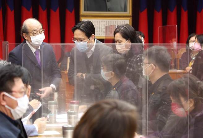 立法院修宪委员会22日将本周初审通过的18岁公民权修宪案，送出委员会，提请院会讨论，出席的民进党立院党团总召柯建铭（后排左）与民眾党立委张其禄（后排中）、赖香伶（后排右）等人讨论提案内容。（张铠乙摄）
