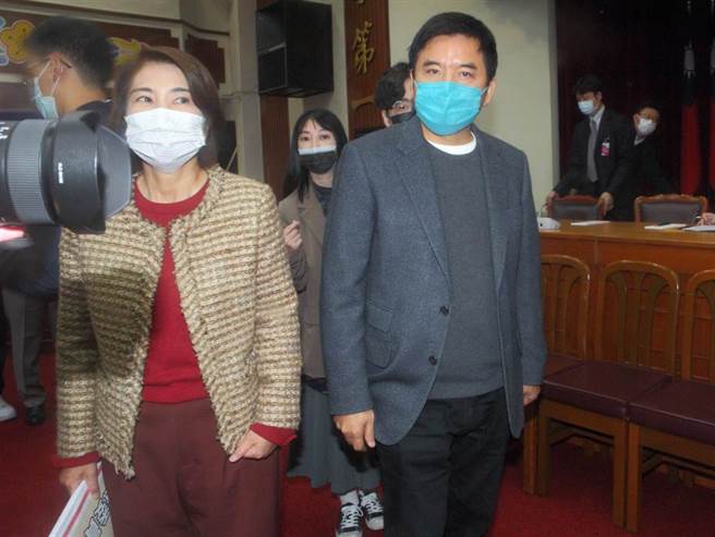 民進黨屏東縣長初選選戰廝殺激烈，立委周春米（左）、莊瑞雄（右）與鍾佳濱均表態參選，21日卻爆出屏東縣長潘孟安公開把莊、鍾助理轟下台的事件，周、莊兩人22日出席修憲委員會時沒有互動，場面尷尬。（張鎧乙攝）
