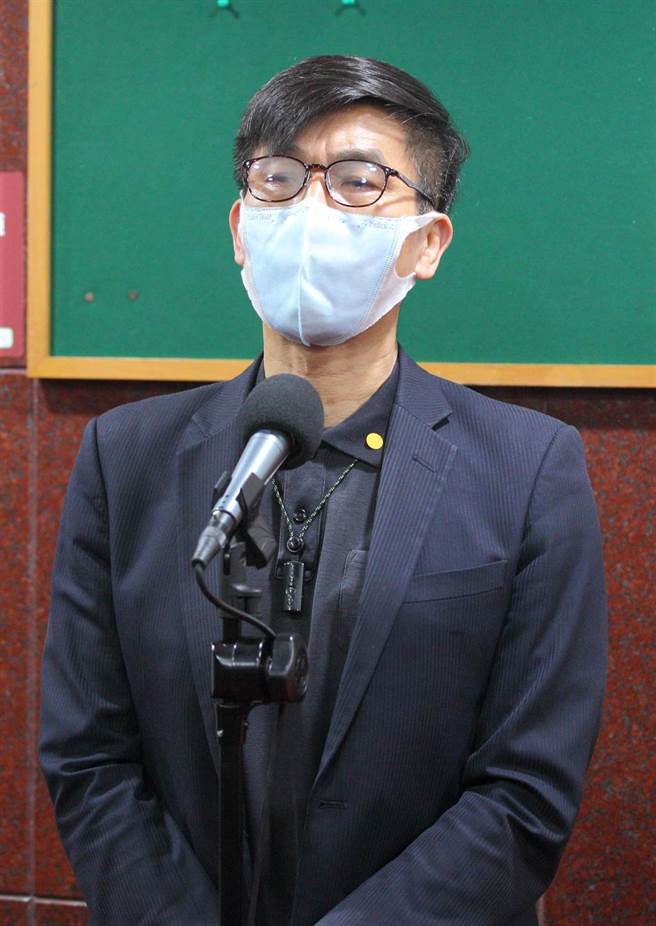 民進黨屏東縣長初選選戰廝殺激烈，立委周春米（左）、莊瑞雄（右）與鍾佳濱均表態參選，21日卻爆出屏東縣長潘孟安公開把莊、鍾助理轟下台的事件，周、莊兩人22日出席修憲委員會時沒有互動，場面尷尬。（張鎧乙攝）
