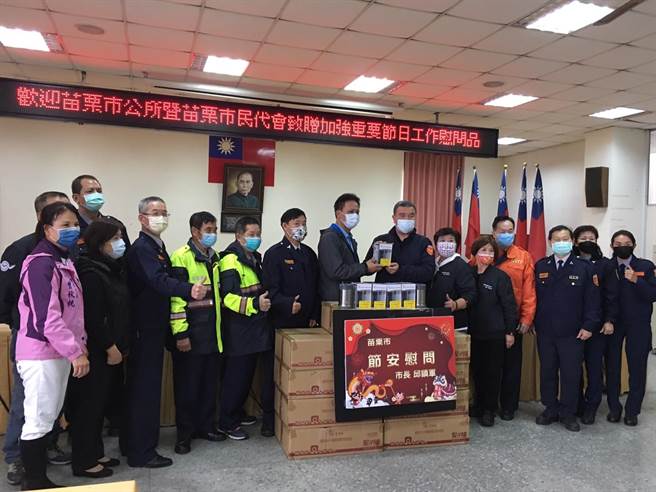 苗栗市长邱镇军慰劳苗栗警分局员警辛劳。（苗栗警分局提供／谢明俊苗栗传真）