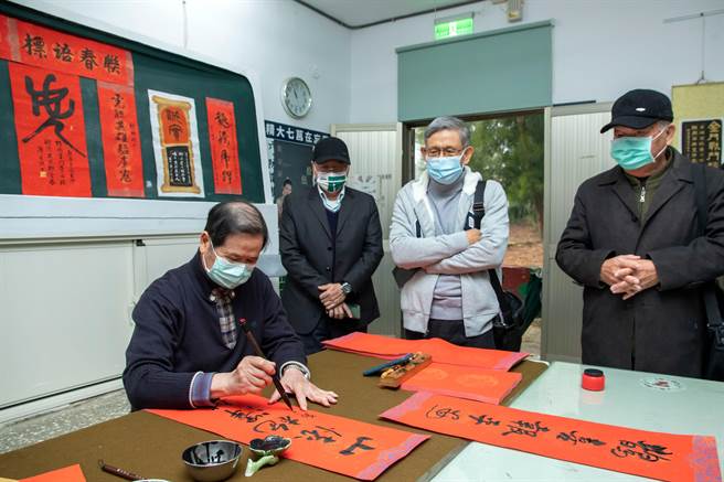 郑有谅将军写下战地春联，内容涵盖军事和精神标语。（金门县林务所提供）