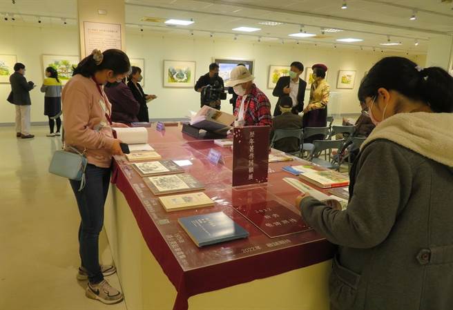 中市大墩文化中心推出「孙少英谈美－水彩画美感经验大展」，展场并陈列孙少英歷年画集。（台中市文化局提供／陈淑芬台中传真）