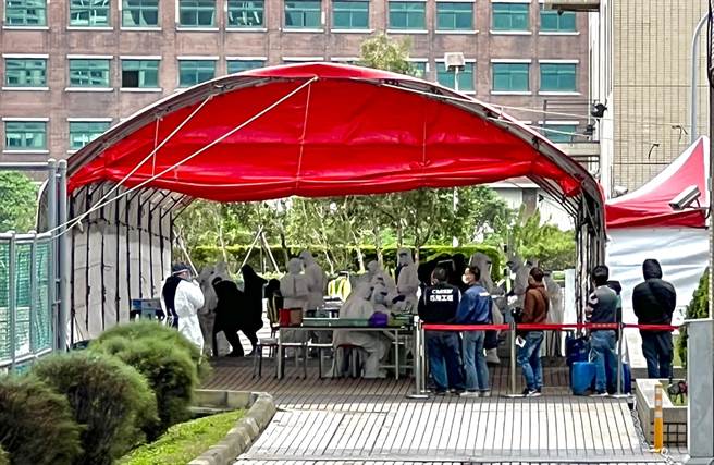 位於遠雄自由貿易港區的亞旭電腦驚爆新冠肺炎群聚感染，22日已累計70人確診，該公司其餘300多名移工全數送往集中檢疫所隔離，港區其他1萬多名工作人員下午開始分批採檢。（范揚光攝）