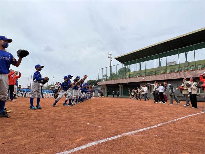 台灣康寧與善化國小22日舉辦認養儀式，與會來賓與棒球小將一同樂玩傳接球。（張毓翎攝）