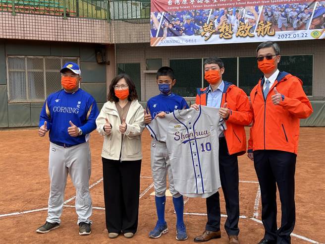 台灣康寧顯示玻璃公司2017年起以長期認養的方式，每年挹注20萬元經費給善化國小棒球隊。（張毓翎攝）