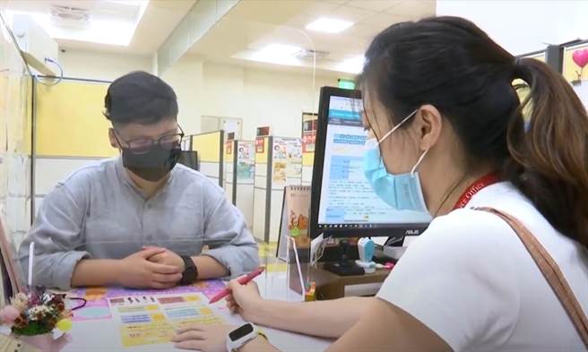 就服員提供就業諮詢及運用獎勵青年就業計畫。（台中市政府提供）