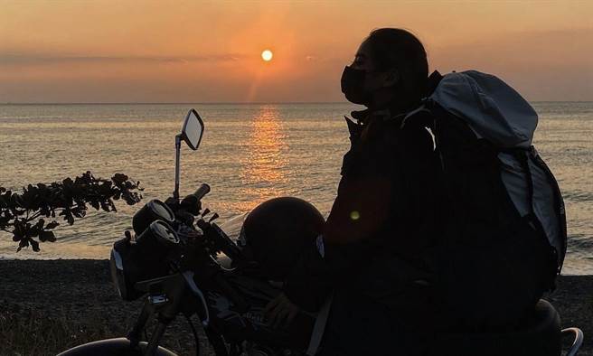 谜卡》骑檔车环岛 把想法化为行动！（爱传媒提供）