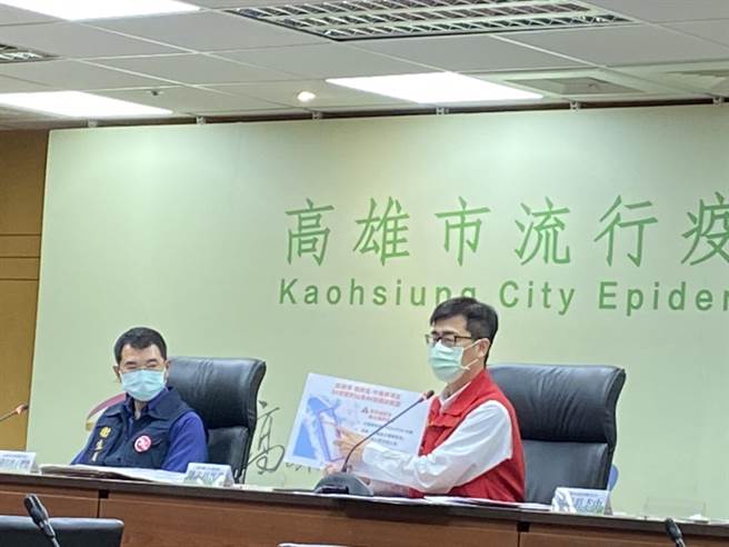 高雄市今公布14起本土確診案例，市長陳其邁指其中一名個案18309，年約20多歲，本身是在學的海科大學生。（石秀華攝）