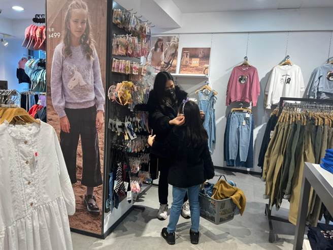 NET與各地家扶合作多年，今年捐贈80萬元購衣提貨券予台北家扶童，約有400位兒少受惠。（台北家扶提供／林良齊台北傳真）