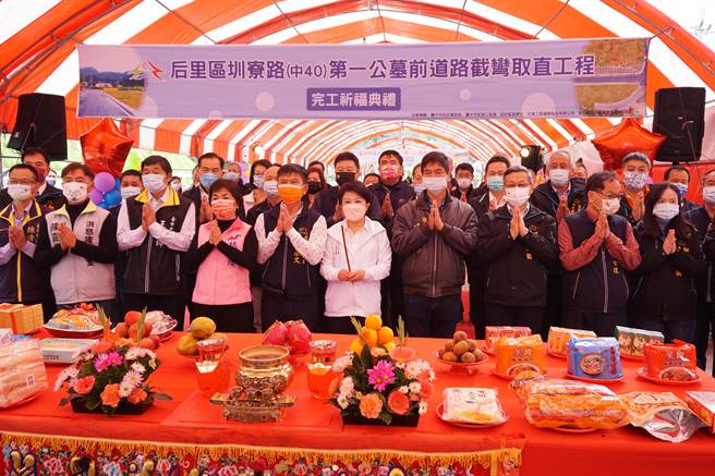 台中市建设局举办后里区圳寮路截弯取直工程，市长卢秀燕（右五）等人出席完工祈福典礼。（王文吉摄）