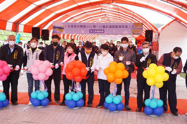 台中市后里区圳寮路截弯取直工程完工，市长卢秀燕（右四）等人出席剪彩仪式。（王文吉摄）