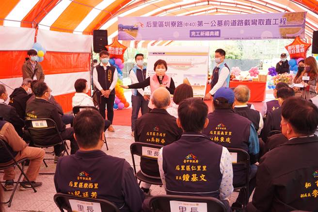 立委杨琼璎及后里多位里长出席完工祈福典礼。（王文吉摄）