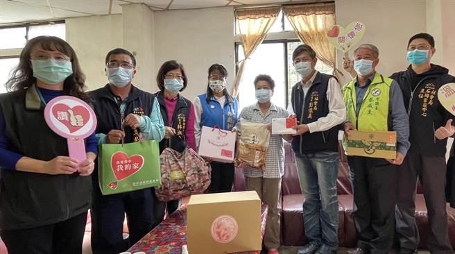 社会局长彭怀真（右三）与各界等，前往新社区探视温馨快递关怀户。（台中市政府提供）