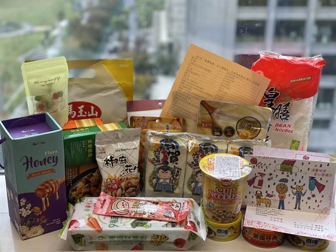 农历年关前，社会局赠送400户温馨快递红包与物资。（台中市政府提供）