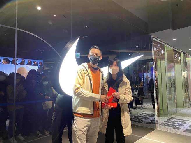 中友百货福城中友NIKE全新改装开幕，请来台新梦想家球员吴永盛担任一日店长，热情的与消费者合影互动。（冯惠宜摄）
