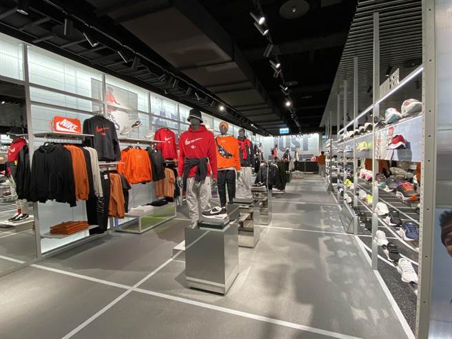 中友百货福城中友NIKE全新改装开幕，2.0优化版道具抛开以往深色劲黑的印象，取代的是摩登简洁的明亮色调，整体设计也融入永续环保的材料。（冯惠宜摄）