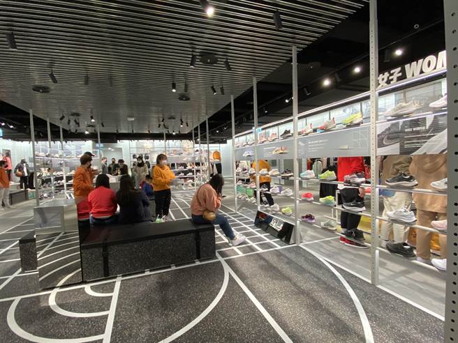 由壁面移至中央位置的独立新式鞋墙，大大提升了视觉通透效果，搭配服饰陈列的位置，让消费者逛店购物的动线更为流畅。（冯惠宜摄）