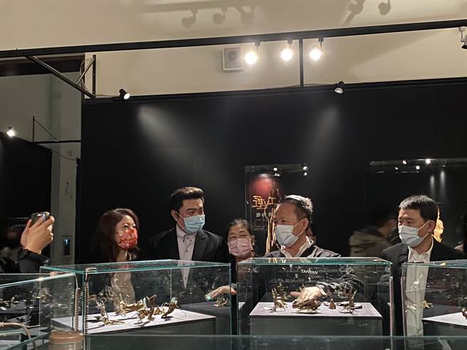 现场也展出与金工结合的沉香展件。（张亦惠摄）