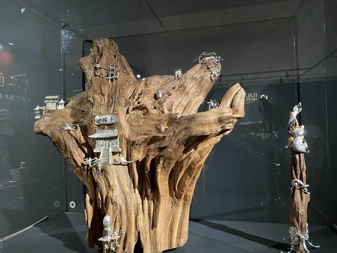 现场也展出与金工结合的沉香展件。（张亦惠摄）