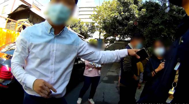 韩籍黄姓男子与徐姓男子发生停车纠纷，台中市警察局第三分局立德派出所警员以一口流利英文协助双方化解误会。（台中市警三分局提供／冯惠宜台中传真）