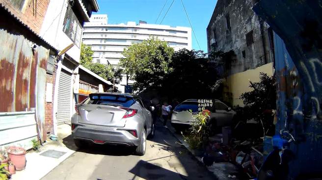 韩国籍黄姓男子将车停在私人地，因挡住徐姓男子车子，留下联络电话才离开。（台中市警三分局提供／冯惠宜台中传真）