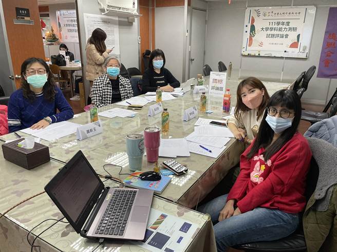 全教會教師群解析國文科認為，難易度與去年相近。（全教會提供／林志成台北傳真）