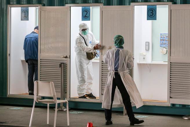 高雄中岛商港成染疫高风险区 旗津这3里居民将进行普筛。图为採检站。（资料照，陈麒全摄）