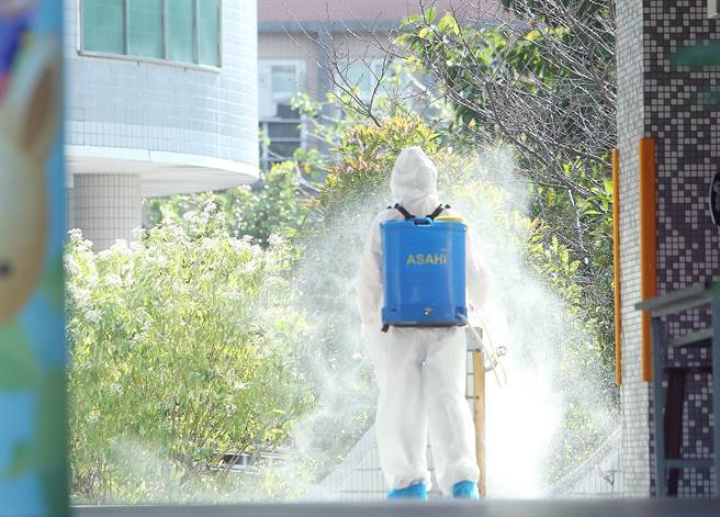 本土疫情延烧，高雄一家3口确诊后至今已演变成27人群聚，由于屏东、高雄为共同生活圈，屏县府绷紧神经严正以待。图为清消照。（陈怡诚摄）