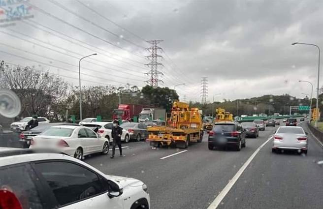 国道1号北上87.3公里、湖口段今（22日）下午3时许发生7小车追撞。（翻摄记者爆料网）