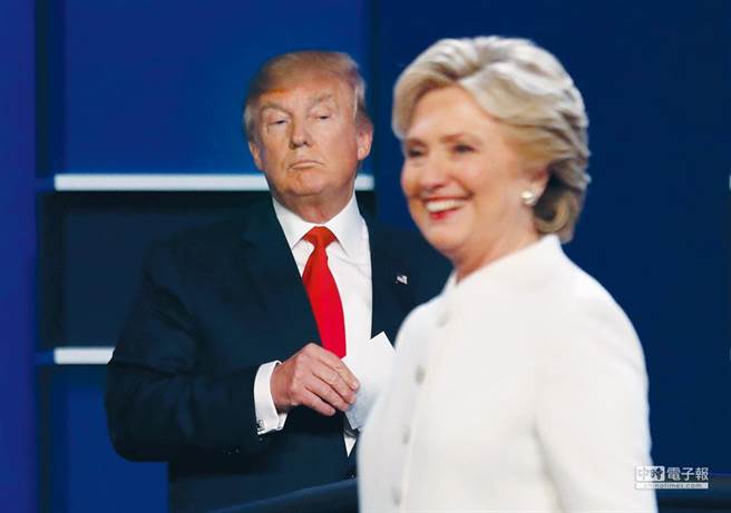 2016年美国大选，川普（左）与希拉蕊（右）第3度激烈交锋，两人不但辩论前后未握手，辩论结束后，甚至不屑看彼此一眼。图／路透