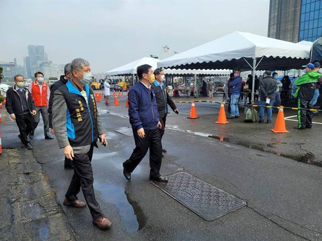 （交通部常务次长祁文中(中，深蓝色外套)至高雄港中岛商港区34号指挥调度紧急应变中心。图／港务公司提供）
