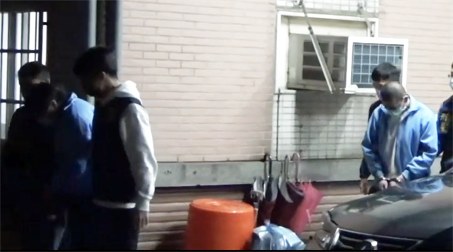 專案小組由檢察官指揮於11日到葉男（前）、陳男（後），桃園市龍潭區住地逮捕到案。（警方提供）