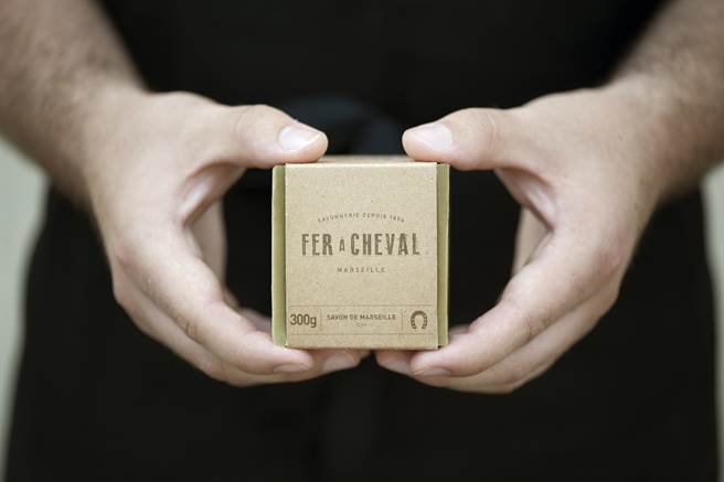 法拉夏、PIBU PIBU、Pilling Bean推出各式皂类清洁品，图中为Fer à Cheval法拉夏经典马赛皂。（图／品牌提供）