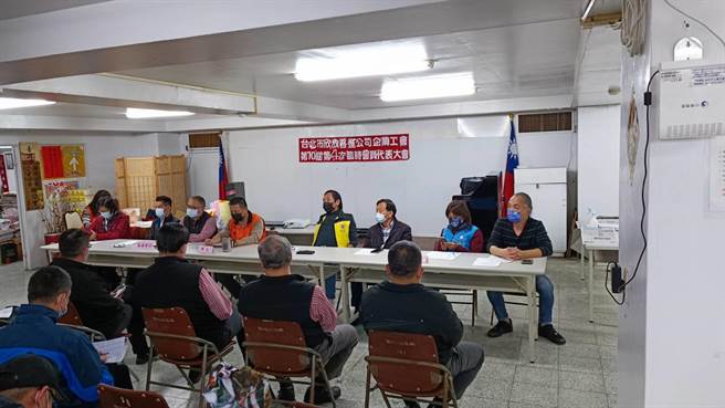 欣欣客运公司公告今年取消年终奖金改发8000元慰问金，引发驾驶不满，欣欣客运企业工会22日召开代表大会一致通过要求公司必须循往例发放年终奖金。（读者提供／张立勋台北传真）