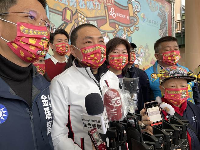 内政部长徐国勇今宣布，宗教团体即起暂停办理遶境、游行、抢头香的活动；新北市长侯友宜表示，新北会按中央规定办理，中央怎么规定就怎么办理，中央也规定民选的公职人员不可以跑摊也按照规定办理。（蔡雯如摄）