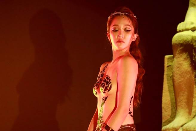 赖慧如上半身「全裸演出」更是挑战赖慧如自我最大极限。（民视提供）