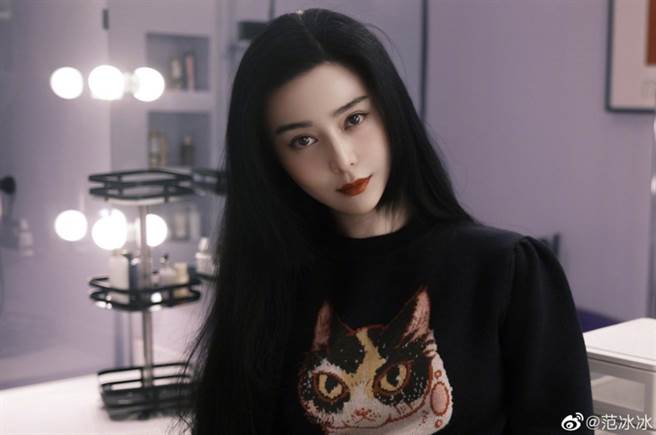 范冰冰最近连晒多张美照透露近况，宣布「搬了新公司」，让粉丝都替她开心。(图/ 摘自范冰冰微博)